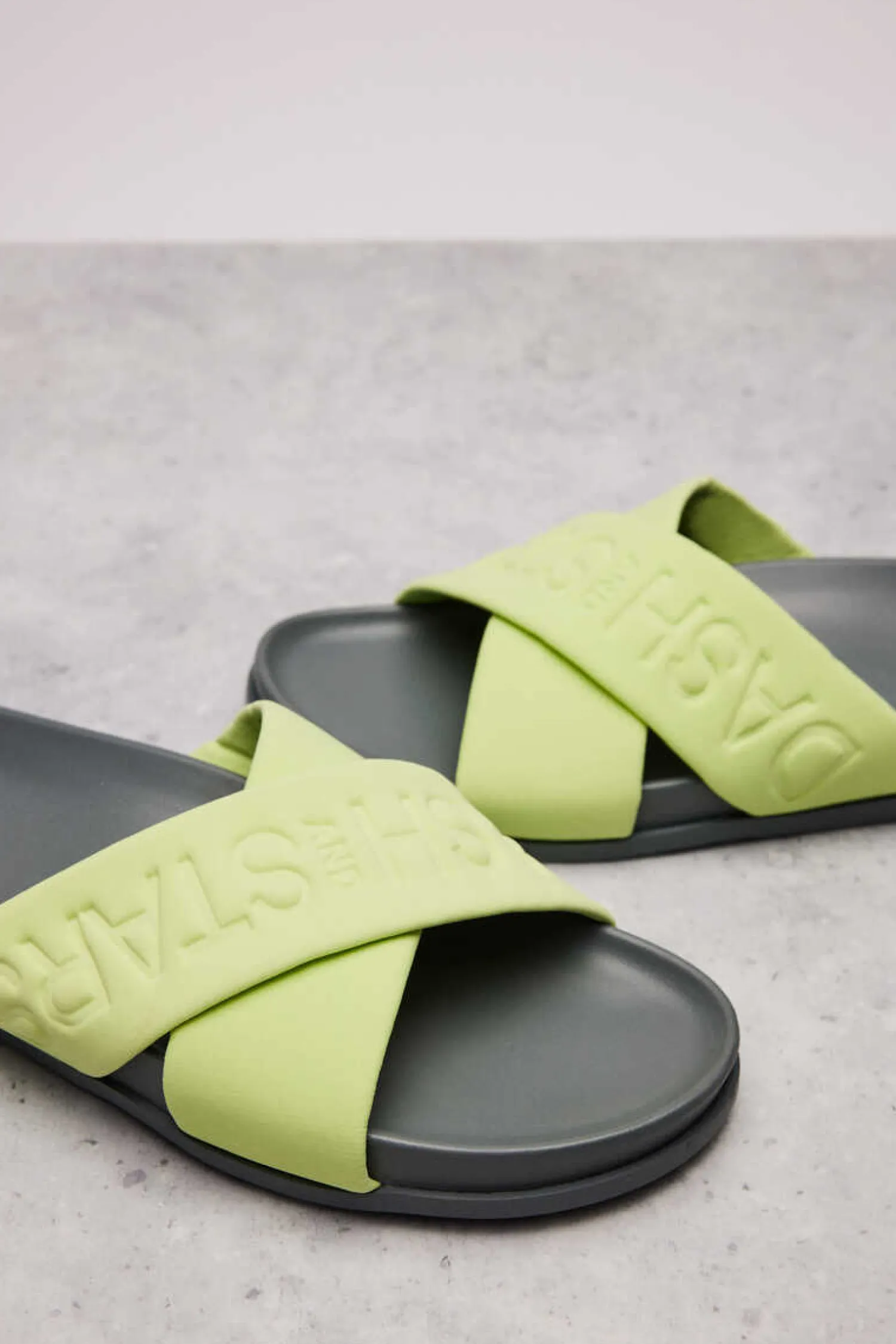 Dash and Stars Chinelos-Chinelas Tiras Cruzado Logo