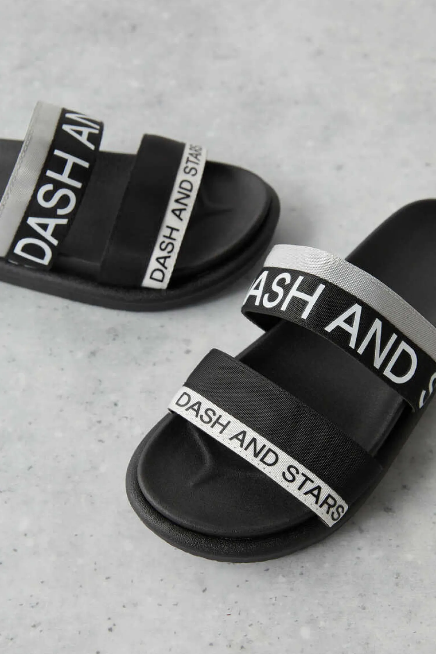 Dash and Stars Chinelos-Chinelos Tiras Logo Cinzento