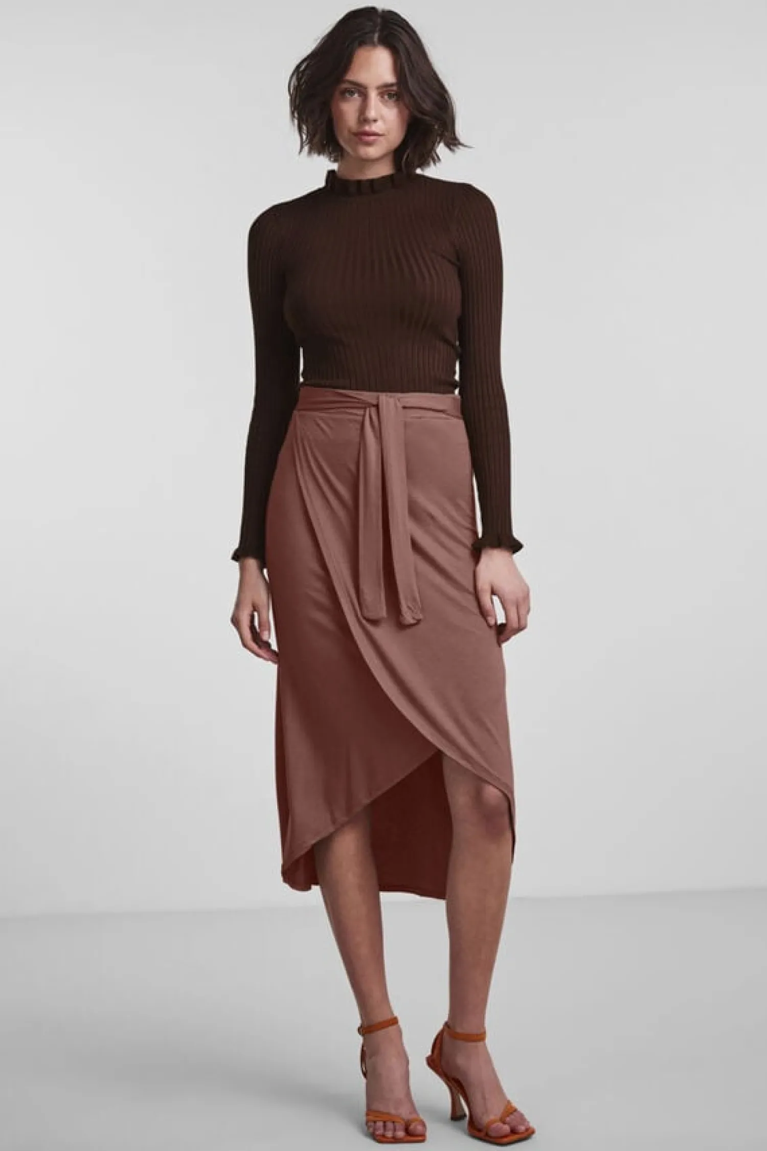 Pieces Saias-Saia Midi Com Fecho Em Forma De Laco.