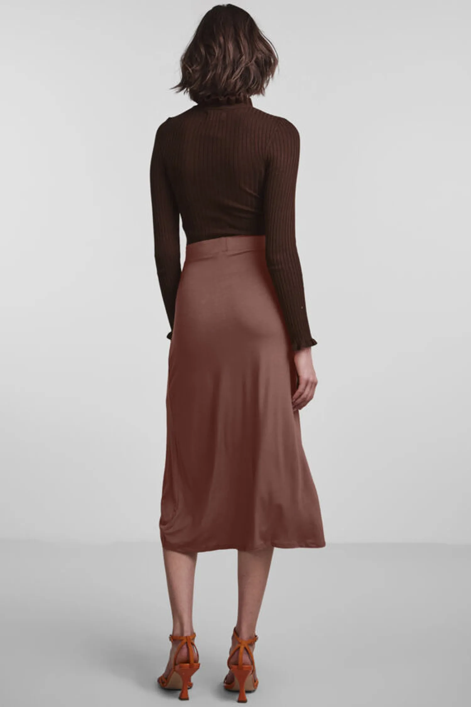 Pieces Saias-Saia Midi Com Fecho Em Forma De Laco.