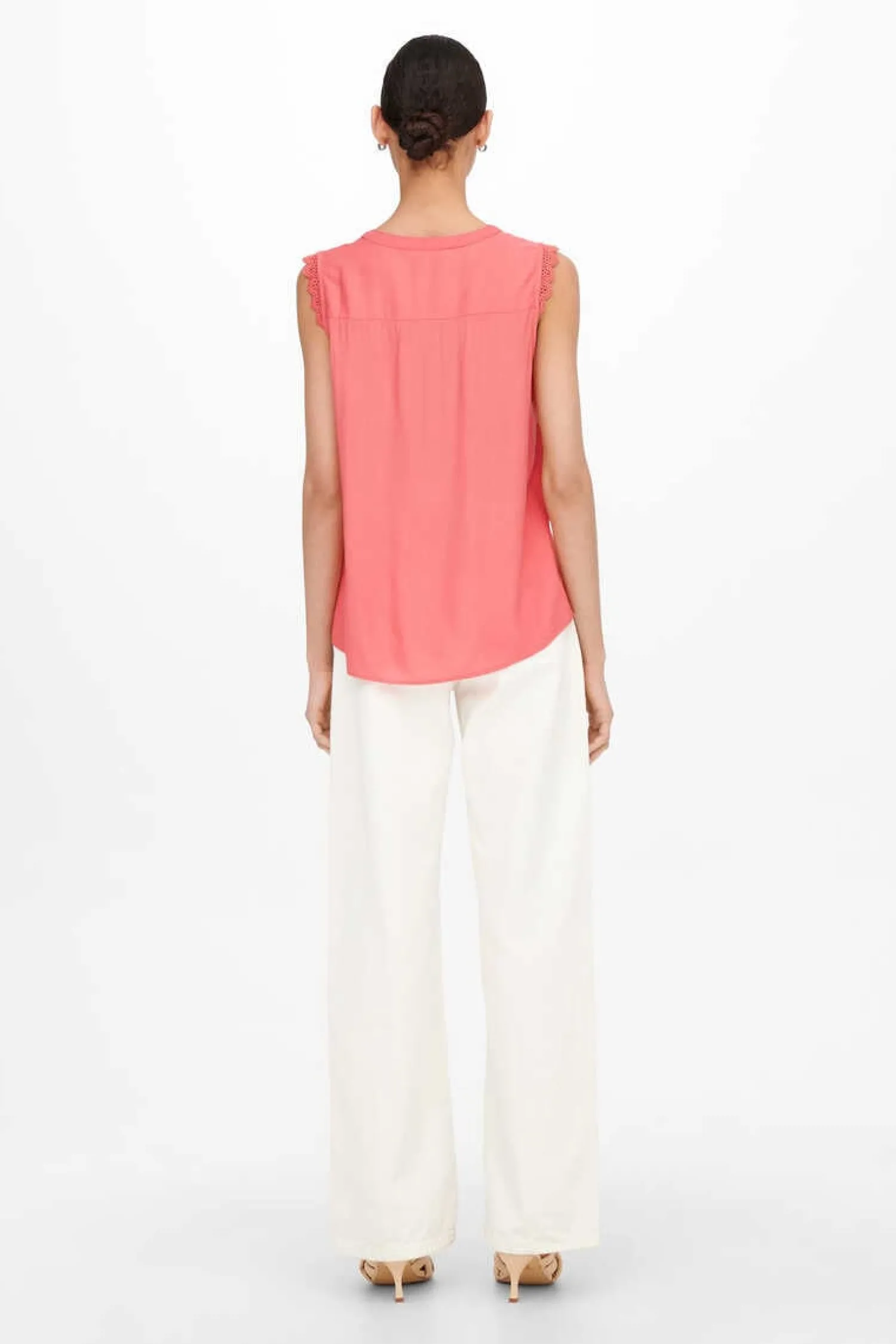 Only T-Shirts-Top Sem Mangas Com Decote Em Bico.