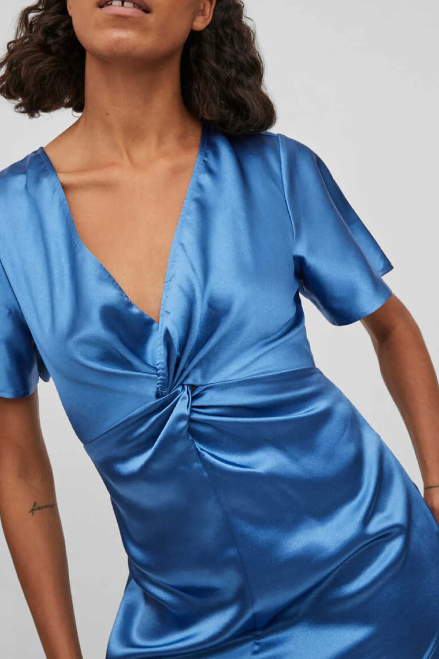 Vila Vestidos E Macacoes-Vestido Acetinado De Manga Curta